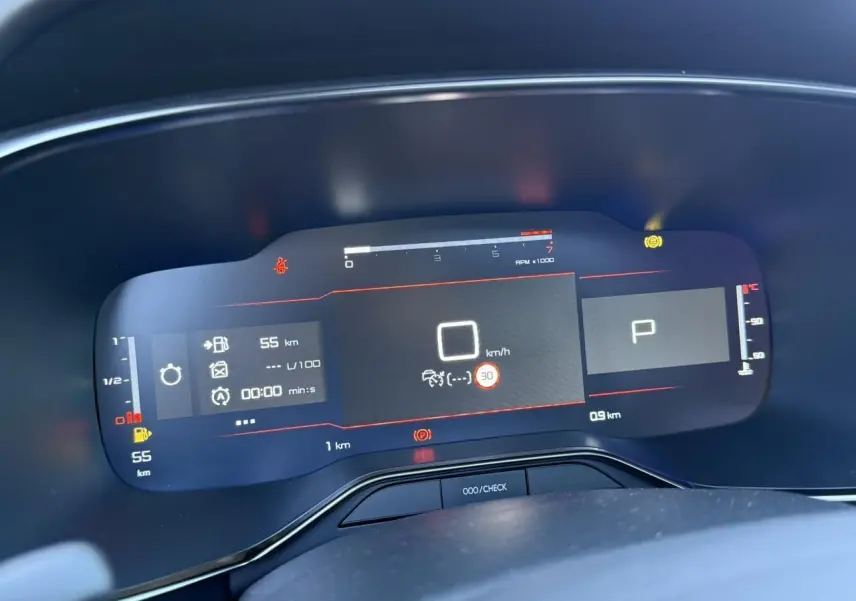 Tableau de bord numérique du Citroën C5 Aircross Bleu Eclipse affichant vitesse, compte-tours et indicateurs divers.