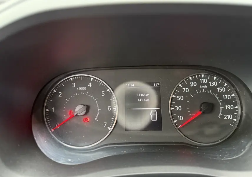 Tableau de bord du Nissan NV400 blanc, affichant compte-tours, compteur de vitesse et écran digital avec kilométrage.