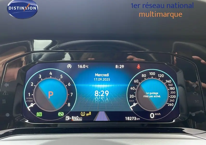 Tableau de bord numérique de Volkswagen Golf VIII bleu lapiz metal affichant la vitesse et la température à 8h29.