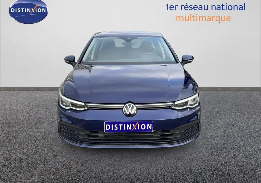 Volkswagen Golf VIII bleu Lapiz Metal vue de face, mettant en valeur ses phares LED et sa calandre épurée.