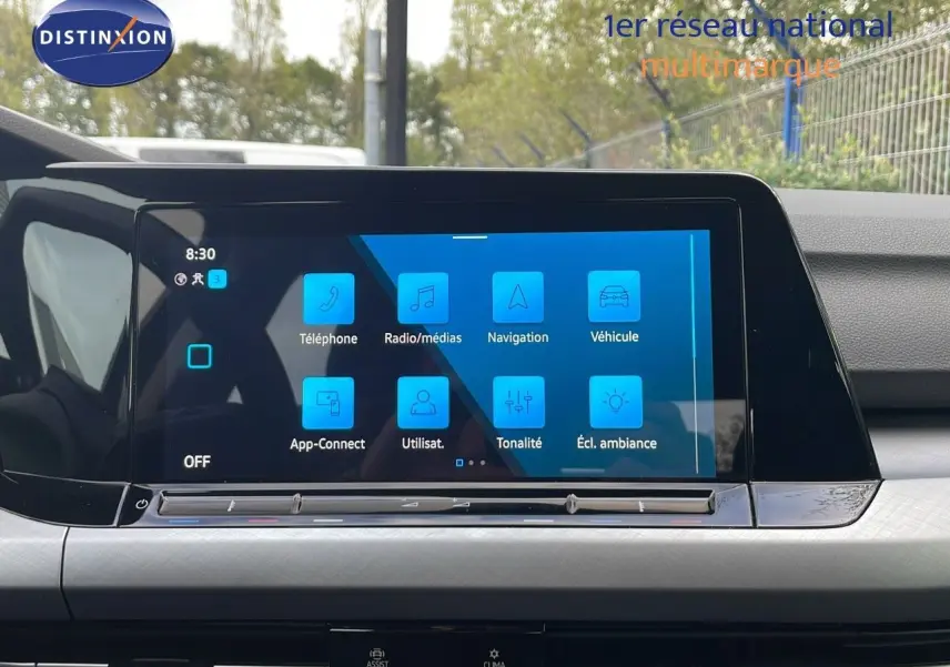 Écran tactile central de la Volkswagen Golf VIII bleu lapiz metal, vue intérieure du tableau de bord moderne.