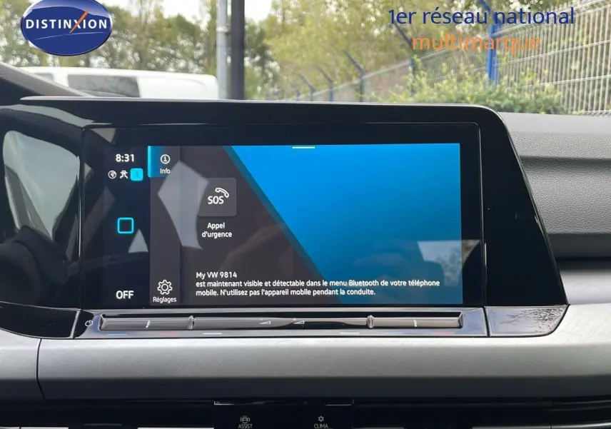 Écran tactile central affichant le menu Bluetooth dans l'habitacle d'une Volkswagen Golf VIII 2023.