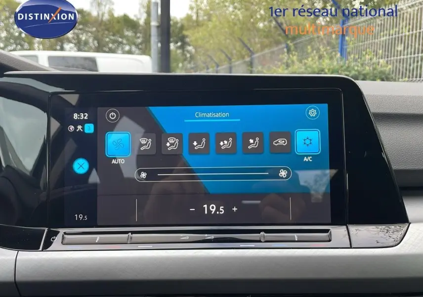 Écran tactile de climatisation affichant les réglages à 19,5°C dans l'habitacle d'une Volkswagen Golf VIII.