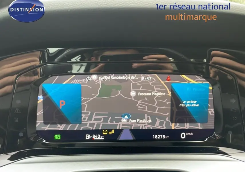Écran de navigation digital affichant une carte, dans l'habitacle d'une Volkswagen Golf VIII bleu lapiz metal.