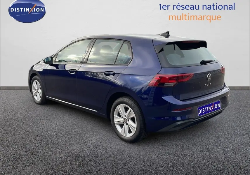 Volkswagen Golf VIII bleu lapiz métal vue 3/4 arrière côté gauche sur fond neutre avec logo Distinxion.