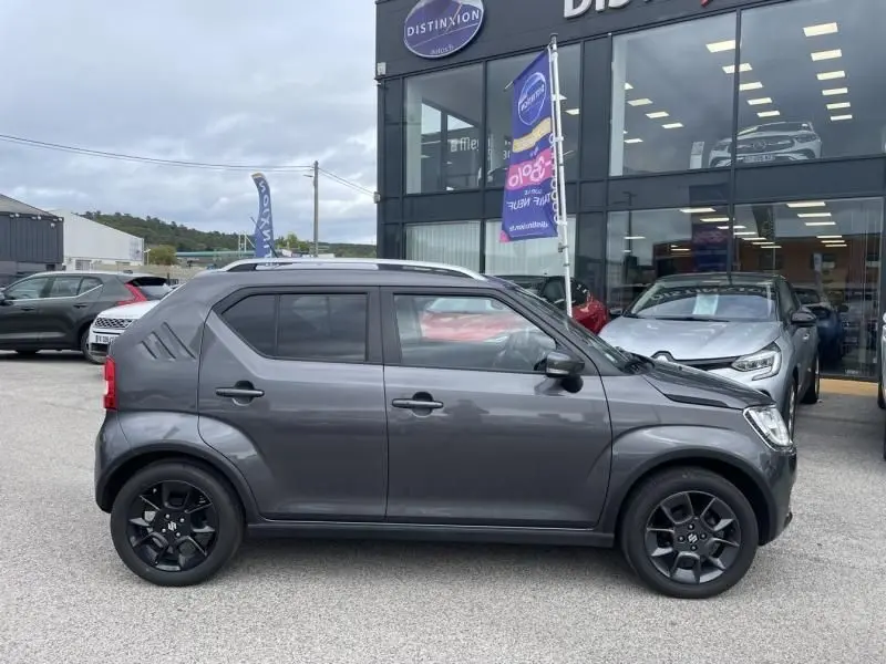 Suzuki Ignis 1.2 Dualjet Hybrid gris foncé métal vue de profil côté gauche avec jantes noires et vitres teintées.