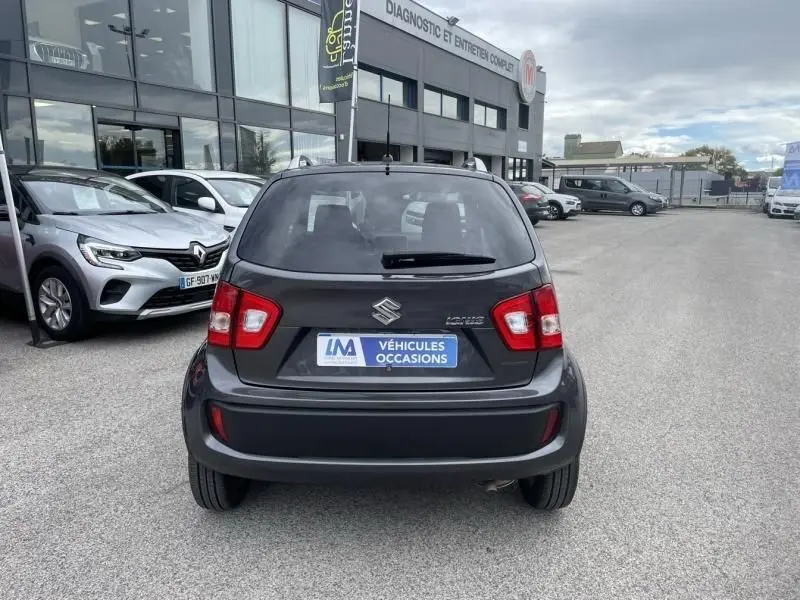 Vue arrière d'une Suzuki Ignis gris foncé métal 2020, avec logo et plaque "Véhicules Occasions" visible.