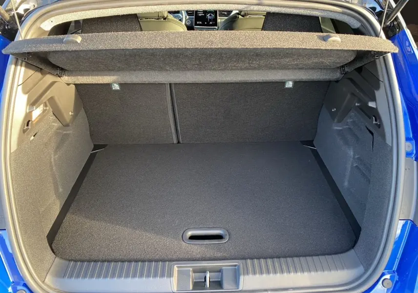 Coffre ouvert du Renault Captur bleu 2025, vue arrière montrant l’espace de rangement et la tablette cache-bagages.