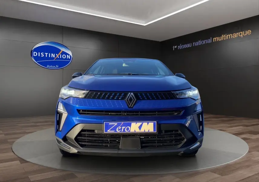 Vue frontale d'un Renault Captur 2025 bleu Iron avec toit noir, mettant en valeur sa calandre moderne et ses phares LED.