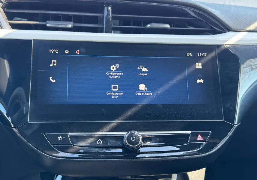 Écran tactile central de l’Opel Corsa 2025 affichant les réglages système, vu de face dans l’habitacle.