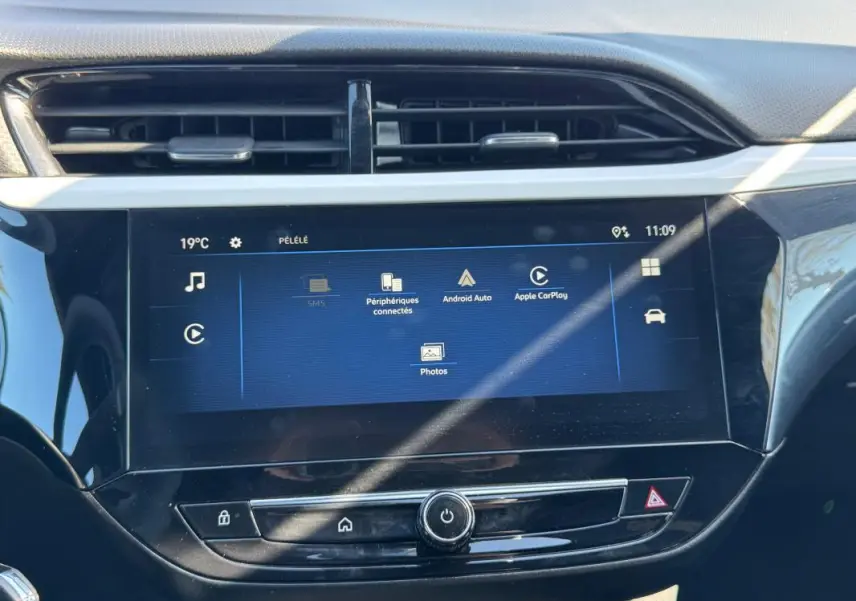 Vue rapprochée de l'écran tactile central de l'Opel Corsa 2025 avec interface multimédia et commandes sous l'écran.