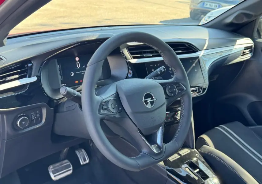 Vue intérieure du volant et tableau de bord de l’Opel Corsa 2025, avec volant multifonction et écran digital.