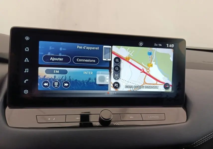 Écran tactile central du tableau de bord du Nissan Qashqai Tekna 2023 affichant navigation et radio FM.