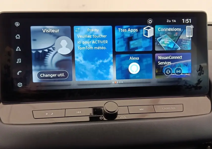 Écran tactile central du tableau de bord du Nissan Qashqai 2023 affichant plusieurs applications connectées.