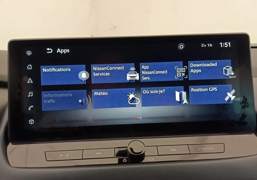 Écran tactile central du Nissan Qashqai 2023 affichant le menu des applications avec commandes sous l'écran.