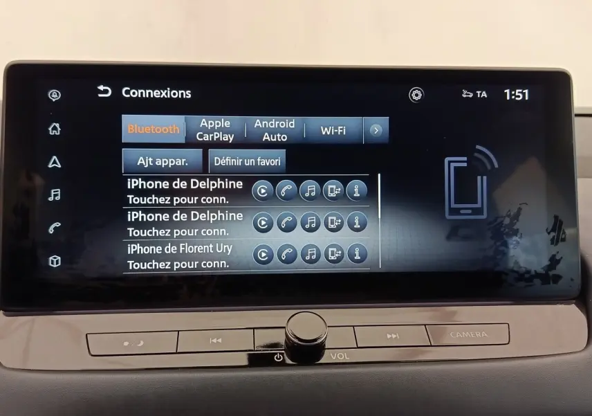 Écran tactile central du Nissan Qashqai Tekna 2023 affichant les options de connexion Bluetooth, Apple CarPlay et Android Auto.