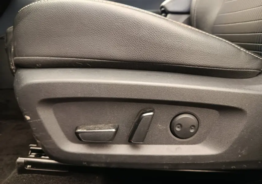 Détail des commandes de réglage électrique du siège conducteur noir du Nissan Qashqai 1.3 MHEV Tekna 2023.