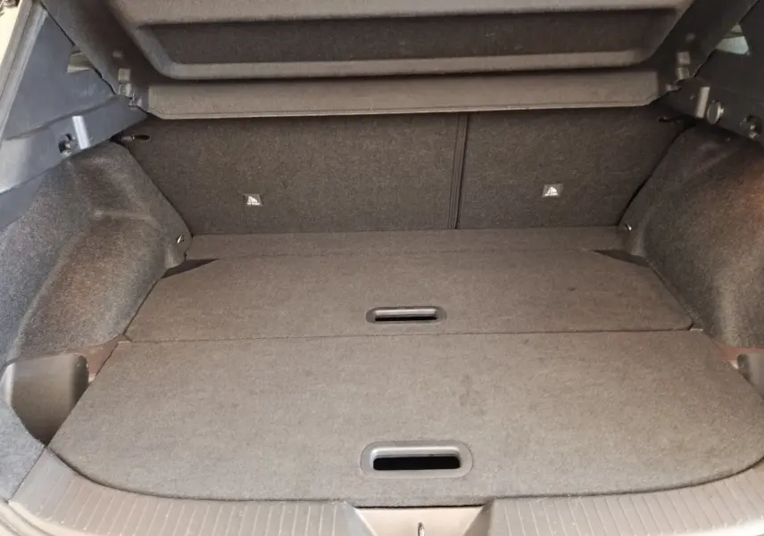 Coffre spacieux du Nissan Qashqai 2023 noir, vue intérieure avec banquette arrière rabattue et surface plane.