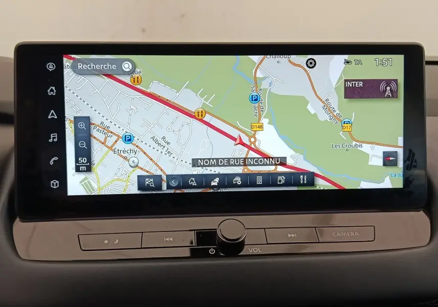 Écran tactile central du Nissan Qashqai Tekna 2023 affichant une carte de navigation couleur.