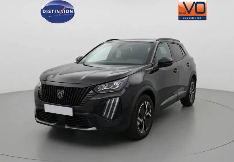 Peugeot 2008 Hybrid noir en 3/4 avant droit, avec barres de toit et jantes alliage 17 pouces visibles.