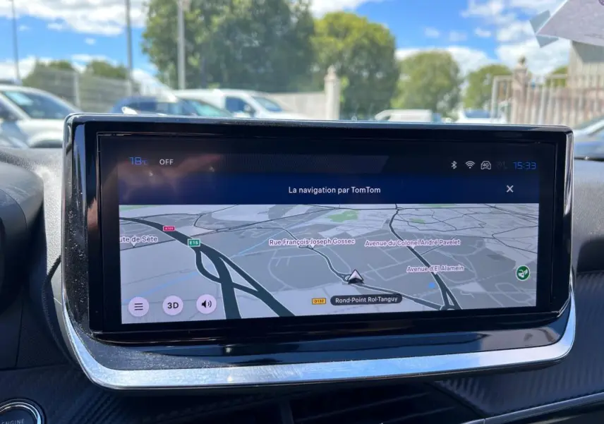Écran tactile du système de navigation du Peugeot 2008 Hybrid 136 Allure, vue intérieure frontale.