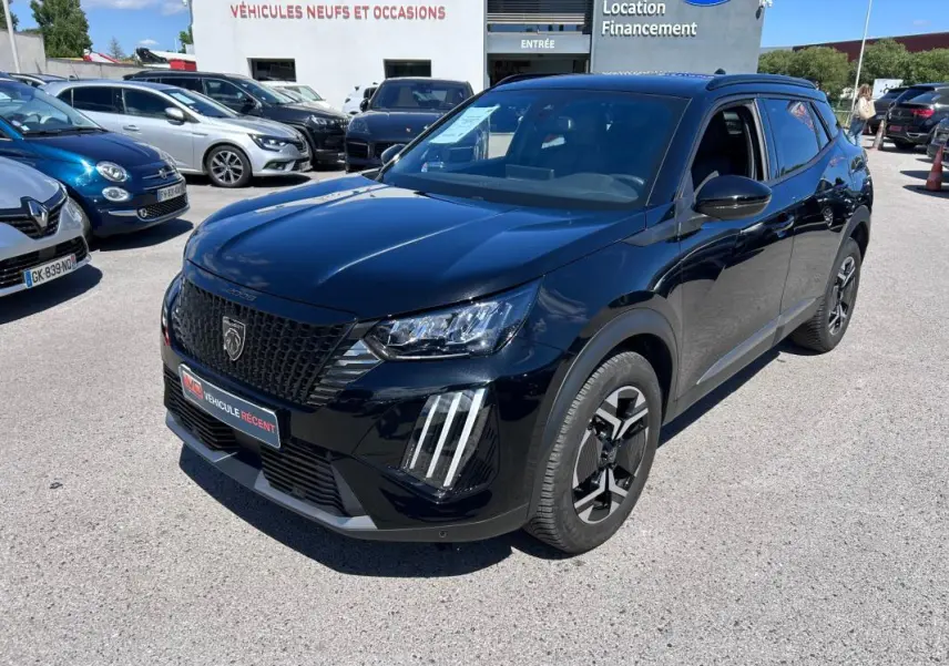 Peugeot 2008 Hybrid 136 Allure noir en 3/4 avant droit avec barres de toit et jantes alliage 17 pouces.