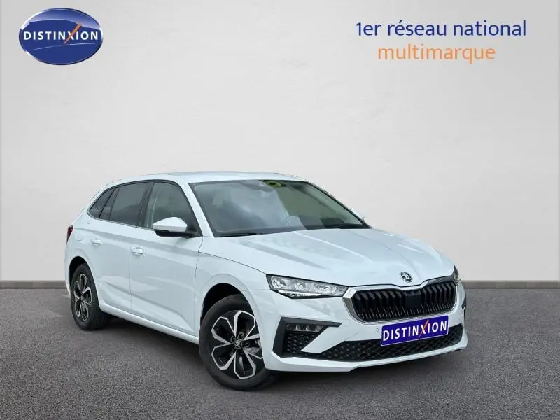 Vue 3/4 avant gauche d'une Skoda Scala blanc cristal avec calandre noire et jantes alu distinctives.