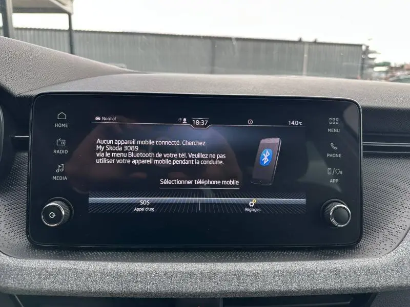 Écran tactile central du tableau de bord de la Skoda Scala blanc cristal, affichant le menu Bluetooth.