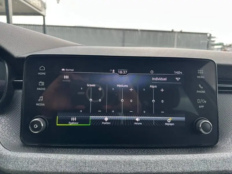 Écran tactile central du tableau de bord de la Skoda Scala blanc cristal, affichant les réglages de l'égaliseur audio.