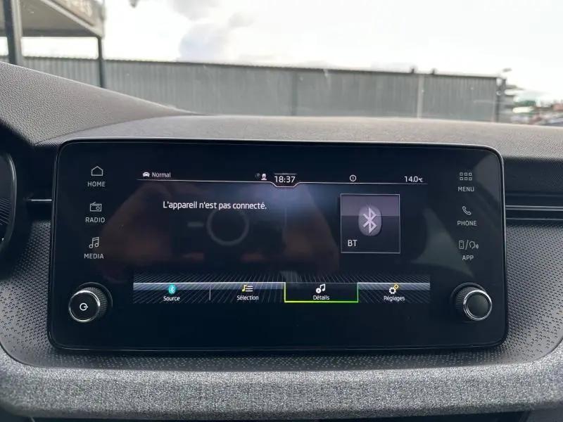 Écran tactile central du tableau de bord de la Skoda Scala blanc cristal, affichant la connexion Bluetooth inactive.