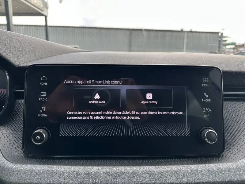 Écran tactile central de la Skoda Scala 2025 affichant les options Android Auto et Apple CarPlay, tableau de bord noir.