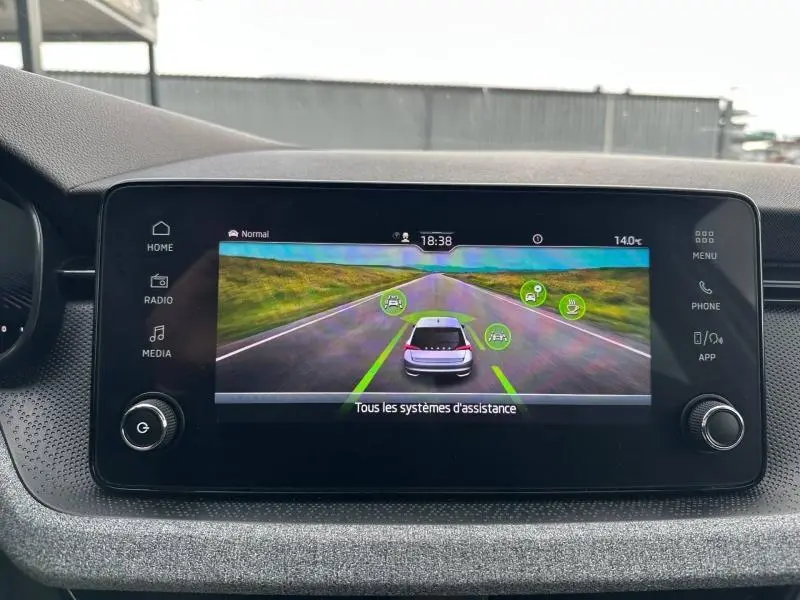 Écran tactile central de la Skoda Scala blanc cristal 2025 affichant les systèmes d'assistance à la conduite.