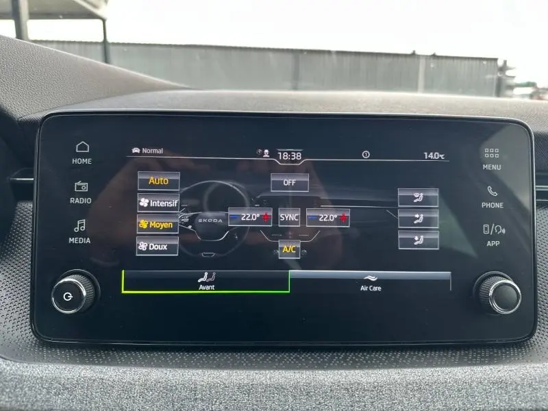 Écran tactile central de la Skoda Scala 2025 montrant les réglages de climatisation bi-zone en mode automatique.