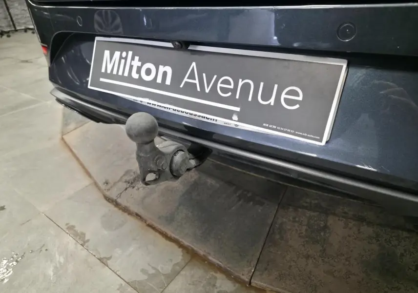 Gros plan sur l'attelage escamotable à l'arrière d'une CUPRA Leon Sportstourer gris magnétique.