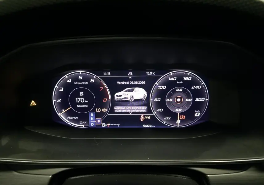 Vue rapprochée du combiné d'instruments digital de la CUPRA Leon Sportstourer 2023 affichant la vitesse et autonomie.