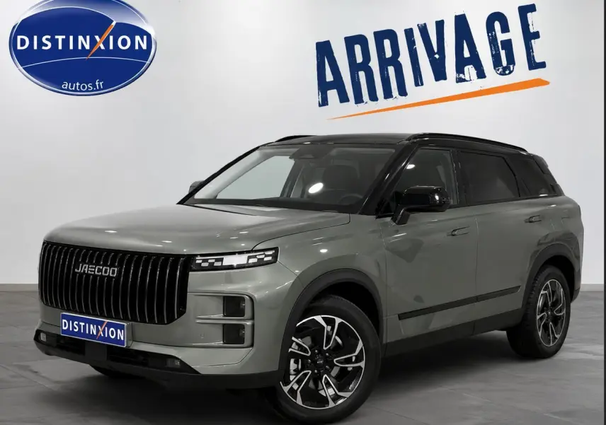Vue 3/4 avant droite du SUV JAECOO J7 gris olive avec toit noir et calandre verticale distinctive.
