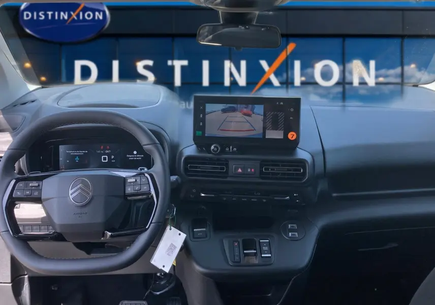 Vue intérieure avant du tableau de bord noir du Citroën Berlingo 2026 avec écran tactile et volant multifonction.