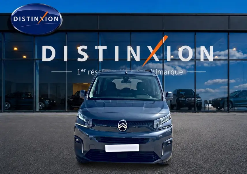 Vue frontale d'un Citroën Berlingo noir 2026 avec logo chromé et phares LED devant une vitrine Distinxion.