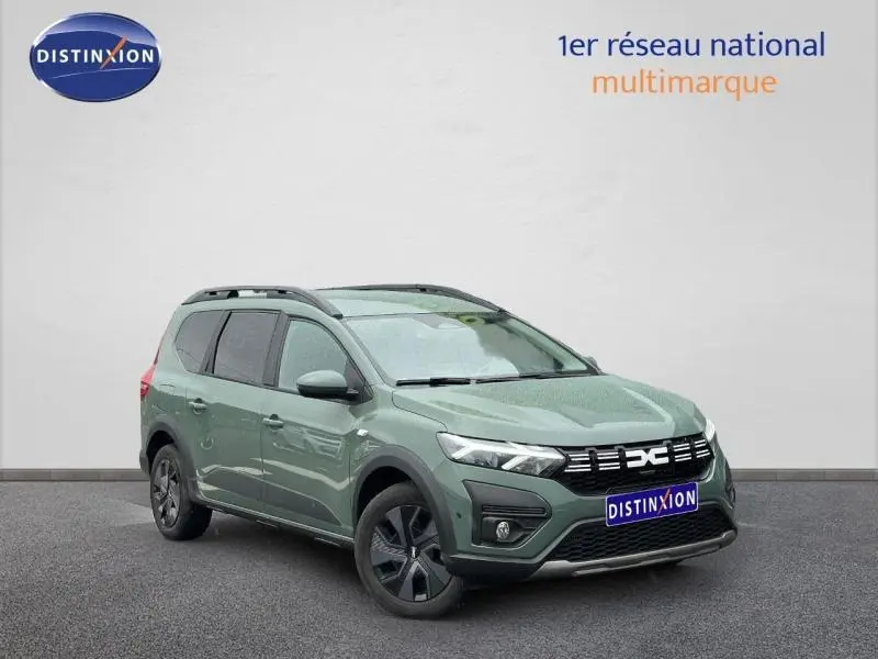 Dacia Jogger 2025 kaki lichen en 3/4 avant droit, SUV familial 7 places avec toit noir et jantes foncées.