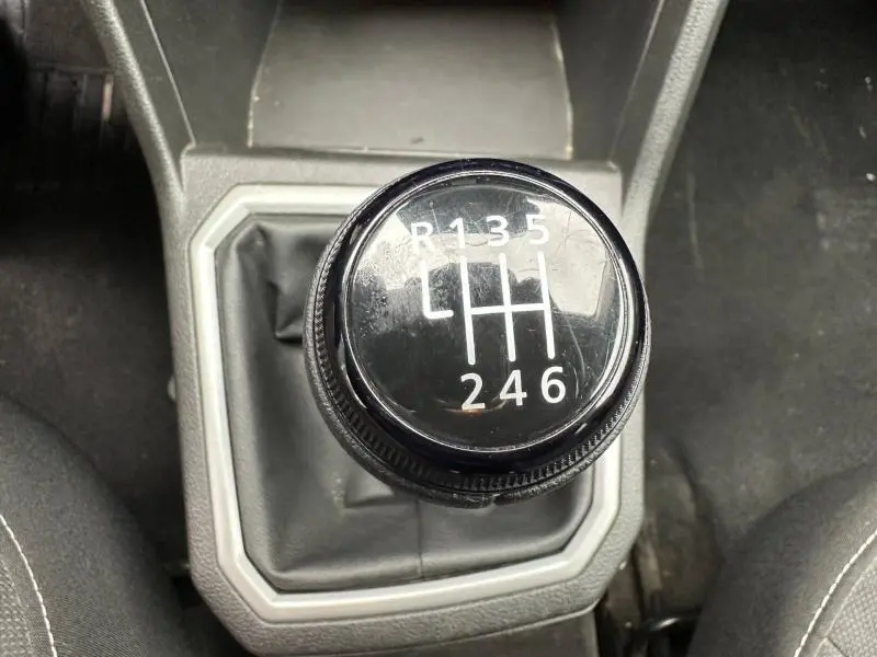 Gros plan sur le levier de vitesses manuel du Dacia Jogger 2025, montrant la grille de passage des 6 rapports et la marche arrière.