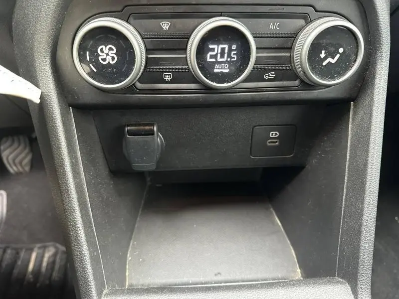 Panneau de commande de climatisation avec réglage à 20,5°C et prise USB dans le coffre central d'un Dacia Jogger 2025.