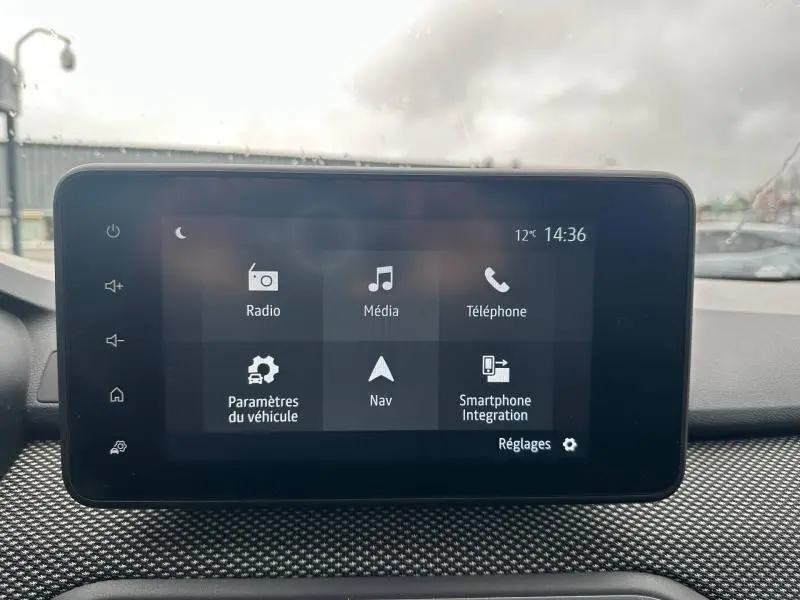 Écran tactile central du tableau de bord du Dacia Jogger 2025 affichant les options multimédia et navigation.