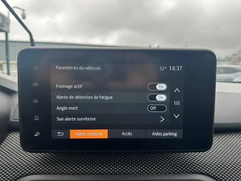 Écran tactile central du Dacia Jogger 2025 affichant les paramètres d’aides à la conduite dans l’habitacle.