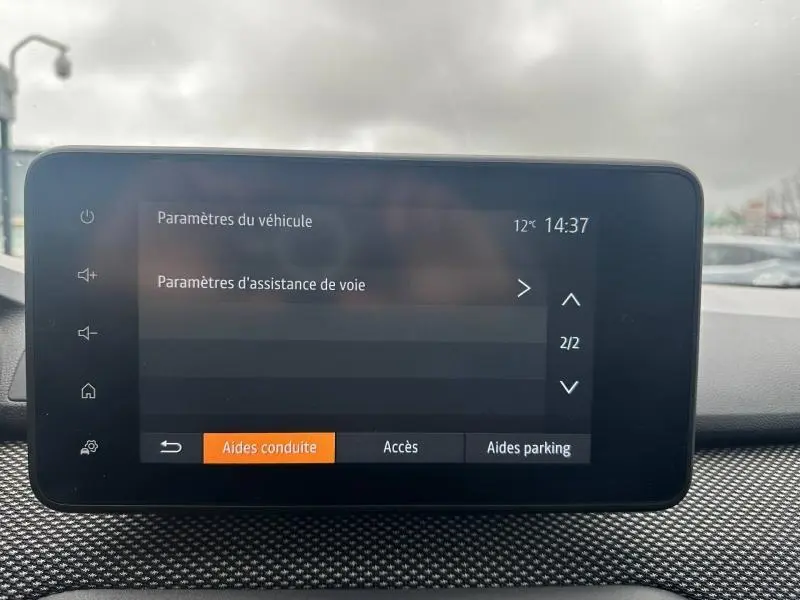 Écran tactile intérieur du Dacia Jogger 2025 affichant les paramètres d'assistance de voie, avec interface sobre et moderne.