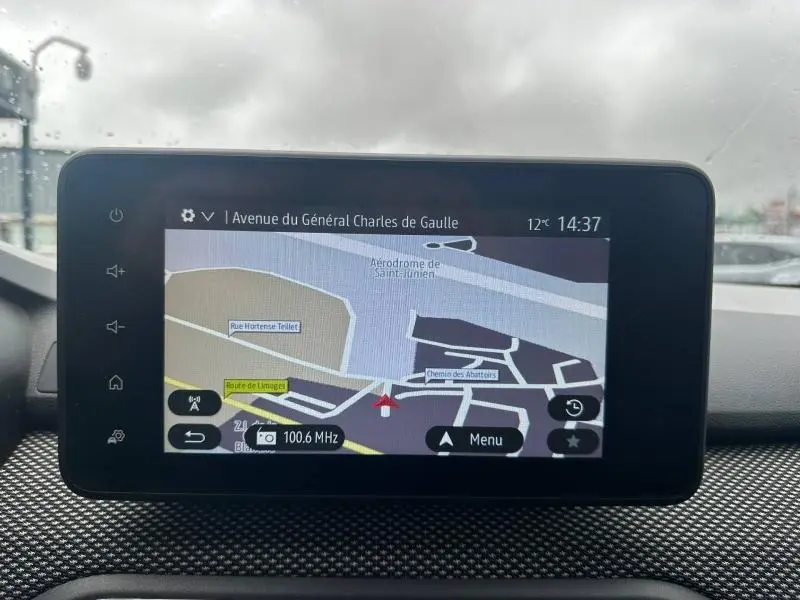Écran tactile du système de navigation du Dacia Jogger 2025 affichant une carte routière en intérieur.