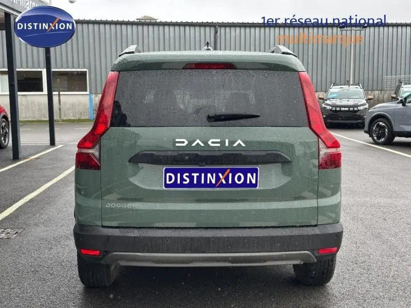Vue arrière d'un Dacia Jogger 2025 en kaki lichen, avec feux arrière verticaux et logo distinctif bien visible.