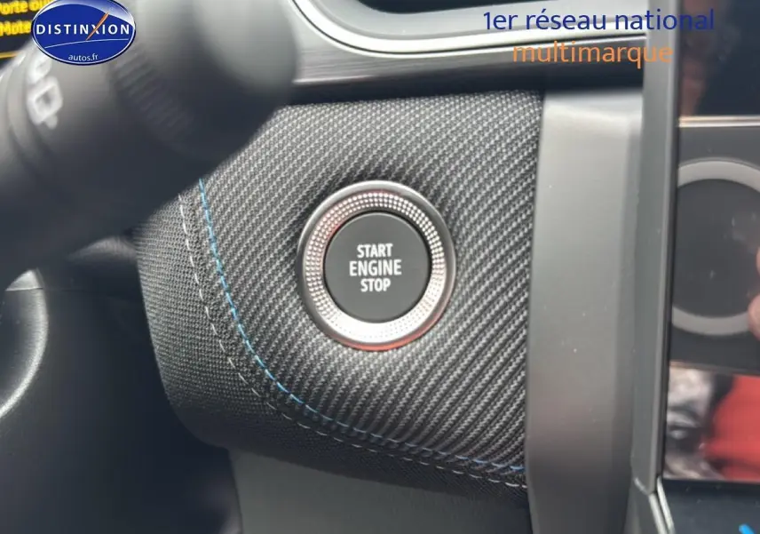 Détail du bouton start/stop sur tableau de bord en carbone du Renault Captur gris rafale 2025.