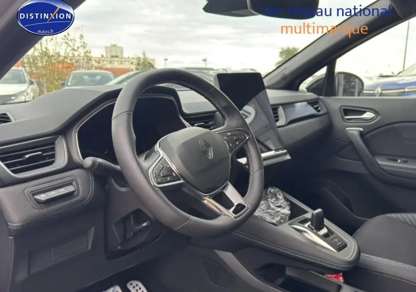 Vue intérieure côté conducteur du Renault Captur 2025, volant cuir multifonction et écran tactile vertical.