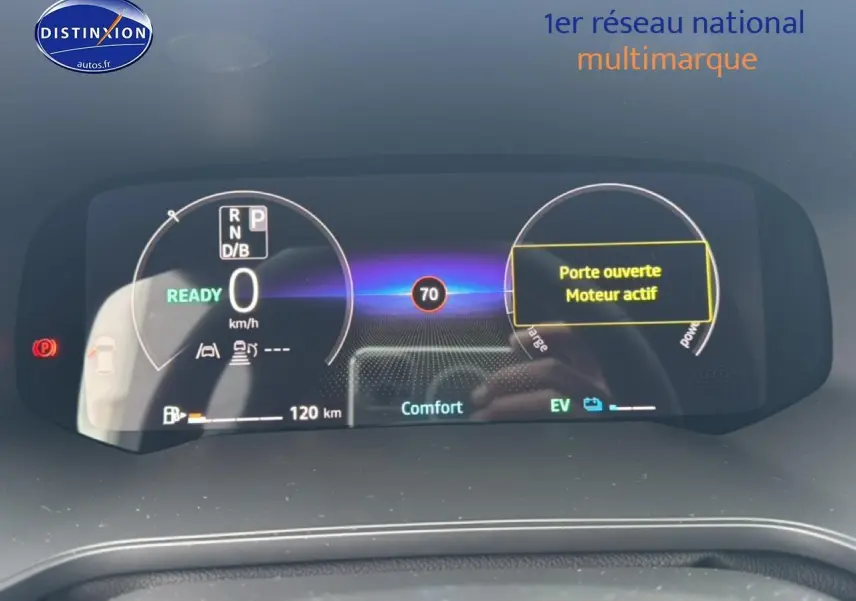 Tableau de bord numérique du Renault Captur hybride 2025 affichant vitesse, mode confort et avertissement porte ouverte.