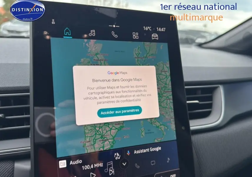 Vue intérieure centrée sur l'écran tactile du tableau de bord du Renault Captur gris rafale, affichant Google Maps.